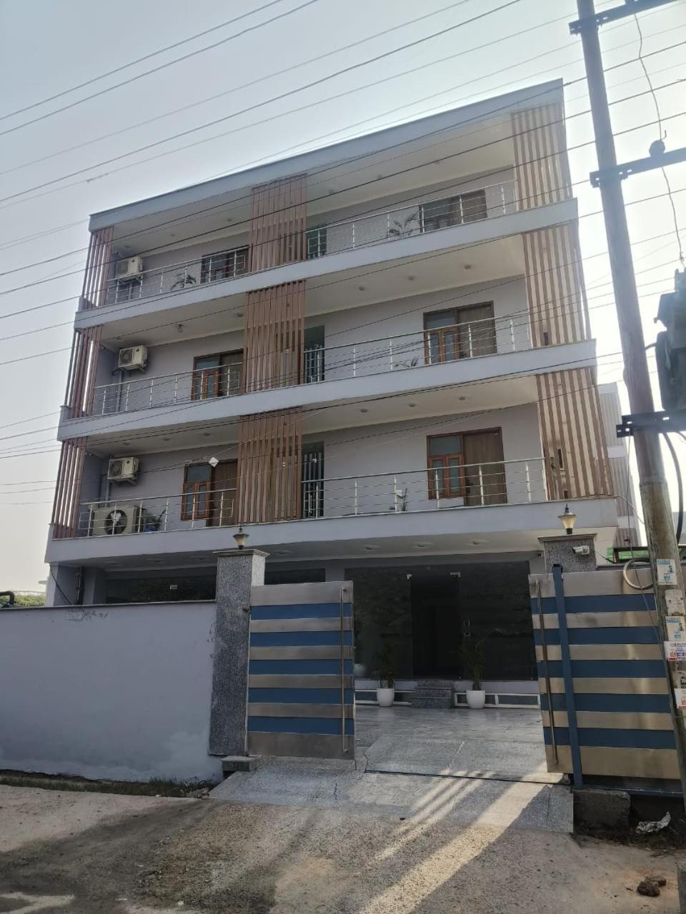 Hotel The Anvi Residency Sector 122 Noida Exterior foto